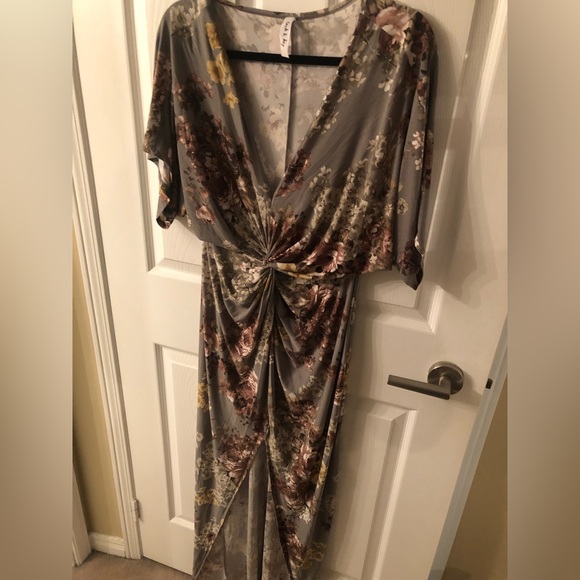 Grey floral dress with a twist! Size medium - Picture 2 of 2